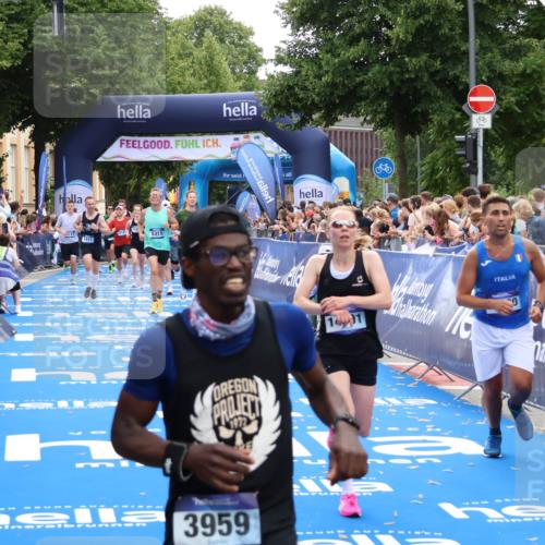29.06.2025 - hella hamburg halbmarathon Zöllner http://msf.ph/oto/8173681 29.06.2025 10:37:03 Ziel 1385, 1411, 3959, 5307, 5315, 6123, 6458, 10738, 11120, 11620, 14691, 15261, 15410, 16992, 17024, 17125 meine-sportfotos.de