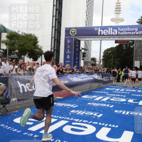 29.06.2025 - hella hamburg halbmarathon Michael Strokosch http://msf.ph/oto/8173698 29.06.2025 10:37:21 Ziel 4860, 5003, 10190, 12900, 13854, 14387, 14459, 15178, 17137, 17726, 18824 meine-sportfotos.de