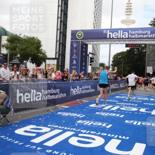 29.06.2025 - hella hamburg halbmarathon Michael Strokosch http://msf.ph/oto/8173708 29.06.2025 10:37:23 Ziel 4860, 5003, 12739, 12900, 13854, 14387, 14459, 17726, 18824 meine-sportfotos.de