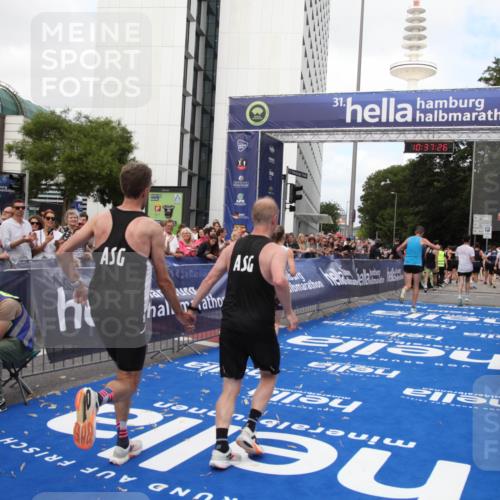 29.06.2025 - hella hamburg halbmarathon Michael Strokosch http://msf.ph/oto/8173766 29.06.2025 10:37:24 Ziel 5003, 12739, 12900, 13854, 14387, 14459, 15888, 17306, 18824 meine-sportfotos.de