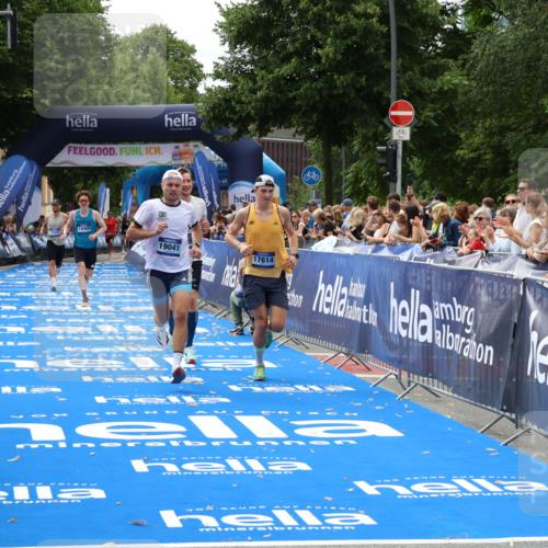 29.06.2025 - hella hamburg halbmarathon Zöllner http://msf.ph/oto/8173776 29.06.2025 10:24:14 Ziel 6816, 7331, 9269, 10234, 17614, 18569, 19041 meine-sportfotos.de