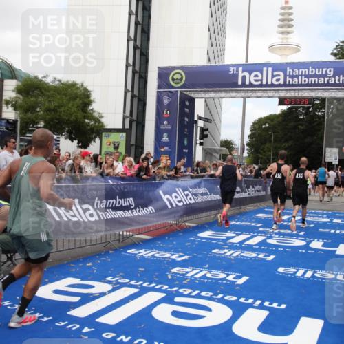 29.06.2025 - hella hamburg halbmarathon Michael Strokosch http://msf.ph/oto/8173778 29.06.2025 10:37:27 Ziel 2767, 9017, 12739, 13372, 13854, 14387, 14459, 15888, 17306, 18159, 18723, 18824 meine-sportfotos.de