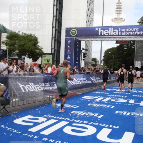 29.06.2025 - hella hamburg halbmarathon Michael Strokosch http://msf.ph/oto/8173811 29.06.2025 10:37:27 Ziel 2767, 9017, 12739, 13372, 13854, 14387, 14459, 15888, 17306, 18159, 18723, 18824 meine-sportfotos.de