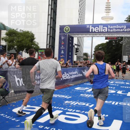 29.06.2025 - hella hamburg halbmarathon Michael Strokosch http://msf.ph/oto/8173824 29.06.2025 10:37:29 Ziel 2767, 6047, 9017, 12739, 13372, 13854, 14387, 14459, 15888, 17306, 18159, 18723, 18824 meine-sportfotos.de