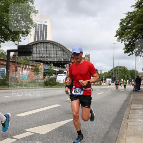 29.06.2025 - hella hamburg halbmarathon Yannick Fuchs http://msf.ph/oto/8173838 29.06.2025 10:25:48 20KM 2460, 2851, 3379, 3845, 5826, 7055, 7481, 7880, 8318, 9381, 11413, 13754, 16508, 17322, 18177, 18235, 18871 meine-sportfotos.de