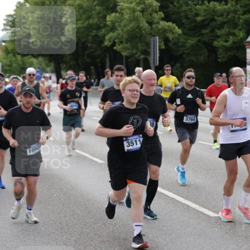 29.06.2025 - hella hamburg halbmarathon Jannik Wohlers http://msf.ph/oto/8173861 29.06.2025 10:22:08 Lombardsbrücke 1187, 1598, 2294, 2351, 2479, 2886, 3108, 3430, 3457, 3511, 3600, 3601, 3910, 3946, 4131, 4556, 4559, 4969, 5079, 5343, 5798, 5838, 6030, 6048, 6049, 6303, 6347, 6820, 6826, 6899, 7097, 7188, 7190, 7276, 7529, 7794, 7925, 8355, 8511, 8855, 8931, 9204, 9256, 9392, 9598, 10065, 10086, 10241, 10432, 10573, 10663, 10902, 10917, 10961, 11046, 11665, 12592, 12933, 13248, 13369, 13460, 13472, 13820, 13963, 14079, 14240, 14314, 14333, 14334, 14633, 14906, 14980, 15114 meine-sportfotos.de