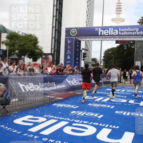 29.06.2025 - hella hamburg halbmarathon Michael Strokosch http://msf.ph/oto/8173873 29.06.2025 10:37:30 Ziel 2767, 5042, 6047, 9017, 9914, 12739, 13372, 13854, 14387, 15888, 17306, 18159, 18723, 18824 meine-sportfotos.de