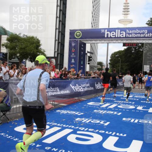 29.06.2025 - hella hamburg halbmarathon Michael Strokosch http://msf.ph/oto/8173888 29.06.2025 10:37:31 Ziel 2767, 5042, 6047, 9017, 9914, 12739, 13372, 15888, 17306, 18159, 18723 meine-sportfotos.de