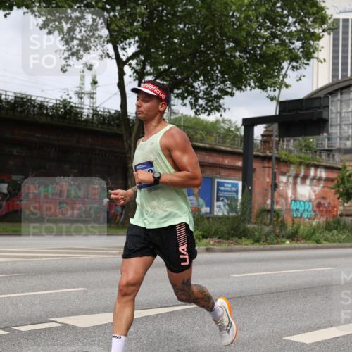 29.06.2025 - hella hamburg halbmarathon Yannick Fuchs http://msf.ph/oto/8173891 29.06.2025 10:25:50 20KM 2460, 2851, 3379, 3845, 5826, 7055, 7481, 7880, 9381, 10017, 11413, 13754, 16508, 17322, 18177, 18235, 18871 meine-sportfotos.de