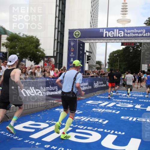 29.06.2025 - hella hamburg halbmarathon Michael Strokosch http://msf.ph/oto/8173900 29.06.2025 10:37:31 Ziel 2767, 5042, 6047, 9017, 9914, 12739, 13372, 15888, 17306, 18159, 18723 meine-sportfotos.de