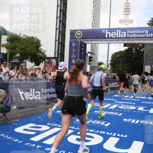 29.06.2025 - hella hamburg halbmarathon Michael Strokosch http://msf.ph/oto/8173913 29.06.2025 10:37:32 Ziel 2767, 5042, 6047, 7831, 9017, 9914, 12739, 13372, 15888, 17306, 18159, 18723 meine-sportfotos.de