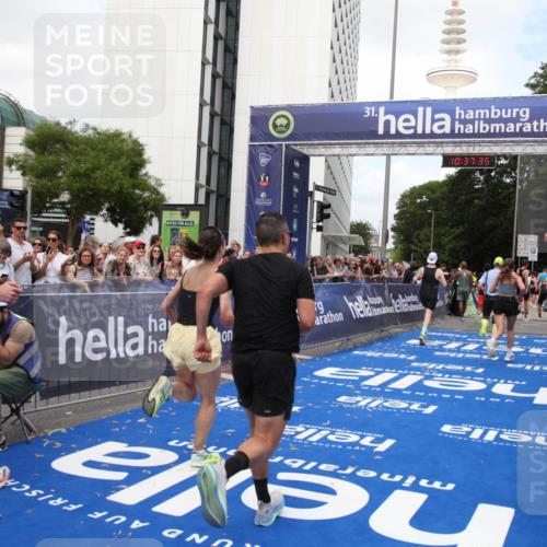 29.06.2025 - hella hamburg halbmarathon Michael Strokosch http://msf.ph/oto/8173923 29.06.2025 10:37:34 Ziel 1290, 2767, 5042, 5791, 6047, 7831, 9017, 9914, 10451, 13372, 18159, 18723 meine-sportfotos.de