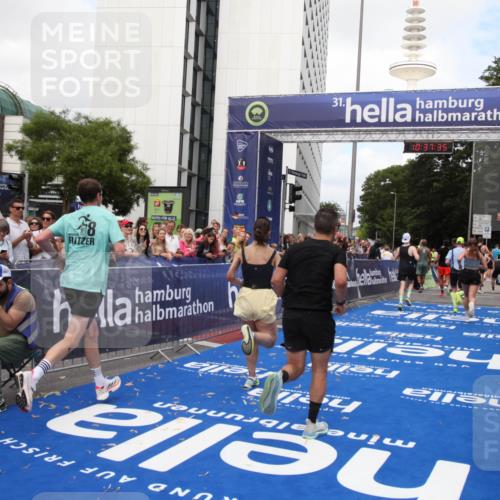 29.06.2025 - hella hamburg halbmarathon Michael Strokosch http://msf.ph/oto/8173928 29.06.2025 10:37:34 Ziel 1290, 2767, 5042, 5791, 6047, 7831, 9017, 9914, 10451, 13372, 18159, 18723 meine-sportfotos.de