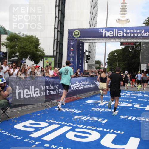 29.06.2025 - hella hamburg halbmarathon Michael Strokosch http://msf.ph/oto/8173939 29.06.2025 10:37:35 Ziel 1290, 2767, 5042, 5791, 6047, 7831, 9017, 9914, 10451, 13372 meine-sportfotos.de