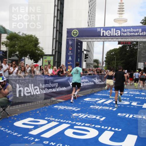 29.06.2025 - hella hamburg halbmarathon Michael Strokosch http://msf.ph/oto/8173942 29.06.2025 10:37:35 Ziel 1290, 2767, 5042, 5791, 6047, 7831, 9017, 9914, 10451, 13372 meine-sportfotos.de
