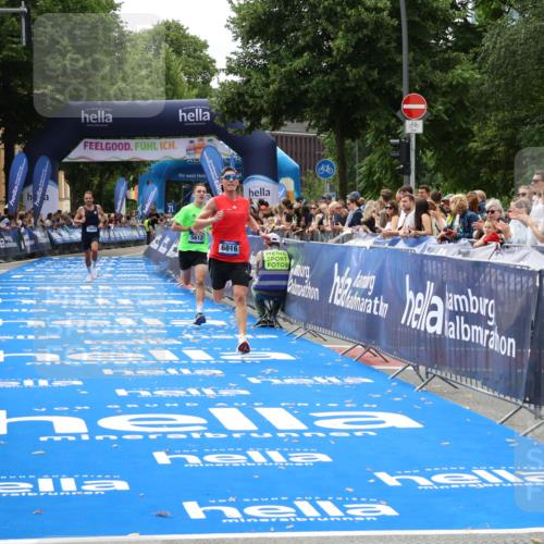 29.06.2025 - hella hamburg halbmarathon Zöllner http://msf.ph/oto/8173958 29.06.2025 10:24:21 Ziel 5612, 6816, 18695 meine-sportfotos.de