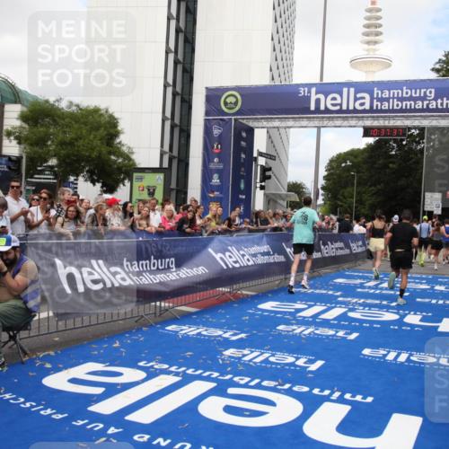29.06.2025 - hella hamburg halbmarathon Michael Strokosch http://msf.ph/oto/8173962 29.06.2025 10:37:36 Ziel 1290, 5042, 5791, 6047, 7831, 9017, 9914, 10451, 10922, 13372, 18216 meine-sportfotos.de