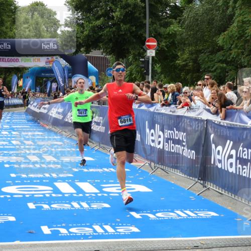 29.06.2025 - hella hamburg halbmarathon Zöllner http://msf.ph/oto/8173983 29.06.2025 10:24:22 Ziel 5612, 6816, 18695 meine-sportfotos.de