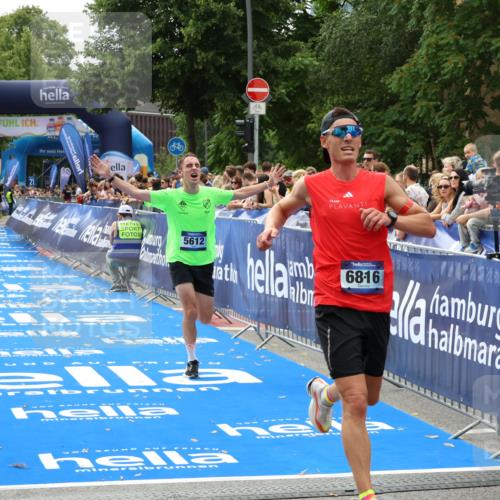 29.06.2025 - hella hamburg halbmarathon Zöllner http://msf.ph/oto/8174003 29.06.2025 10:24:23 Ziel 5612, 6816, 18695 meine-sportfotos.de