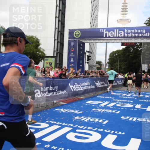 29.06.2025 - hella hamburg halbmarathon Michael Strokosch http://msf.ph/oto/8174005 29.06.2025 10:37:36 Ziel 1290, 5042, 5791, 6047, 7831, 9017, 9914, 10451, 10922, 13372, 18216 meine-sportfotos.de