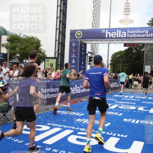 29.06.2025 - hella hamburg halbmarathon Michael Strokosch http://msf.ph/oto/8174015 29.06.2025 10:37:37 Ziel 1290, 5042, 5791, 6047, 7831, 9914, 10451, 10922, 11106, 18193, 18216 meine-sportfotos.de