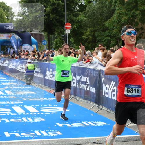 29.06.2025 - hella hamburg halbmarathon Zöllner http://msf.ph/oto/8174018 29.06.2025 10:24:23 Ziel 5612, 6816, 18695 meine-sportfotos.de
