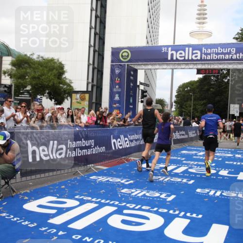 29.06.2025 - hella hamburg halbmarathon Michael Strokosch http://msf.ph/oto/8174022 29.06.2025 10:37:38 Ziel 1290, 5042, 5791, 6047, 7831, 9914, 10451, 10922, 11106, 18193, 18216 meine-sportfotos.de