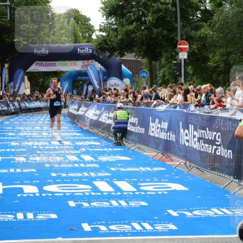 29.06.2025 - hella hamburg halbmarathon Zöllner http://msf.ph/oto/8174027 29.06.2025 10:24:24 Ziel 5612, 18695 meine-sportfotos.de