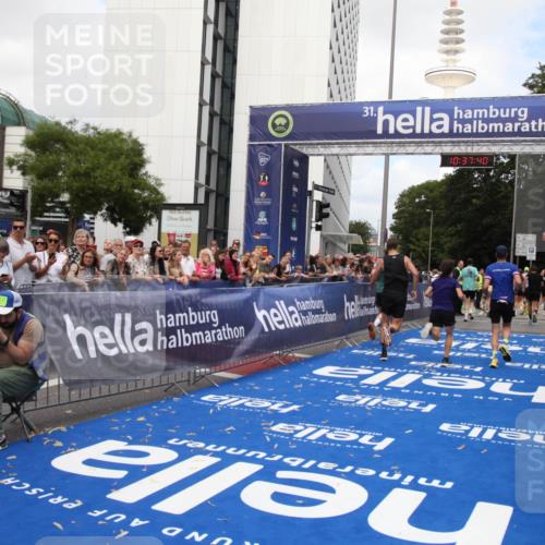 29.06.2025 - hella hamburg halbmarathon Michael Strokosch http://msf.ph/oto/8174033 29.06.2025 10:37:39 Ziel 1290, 5042, 5791, 7831, 9914, 10451, 10922, 11106, 18193, 18216 meine-sportfotos.de