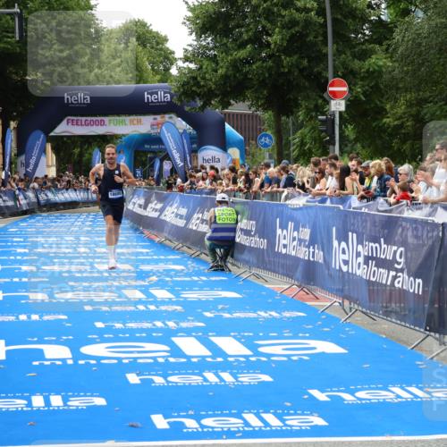 29.06.2025 - hella hamburg halbmarathon Zöllner http://msf.ph/oto/8174040 29.06.2025 10:24:24 Ziel 5612, 18695 meine-sportfotos.de