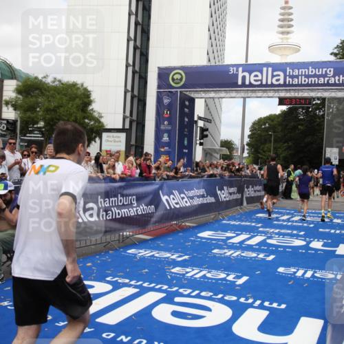 29.06.2025 - hella hamburg halbmarathon Michael Strokosch http://msf.ph/oto/8174055 29.06.2025 10:37:40 Ziel 1290, 5791, 7831, 10451, 10922, 11106, 14934, 18193, 18216 meine-sportfotos.de