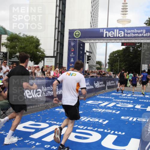 29.06.2025 - hella hamburg halbmarathon Michael Strokosch http://msf.ph/oto/8174057 29.06.2025 10:37:40 Ziel 1290, 5791, 7831, 10451, 10922, 11106, 14934, 18193, 18216 meine-sportfotos.de