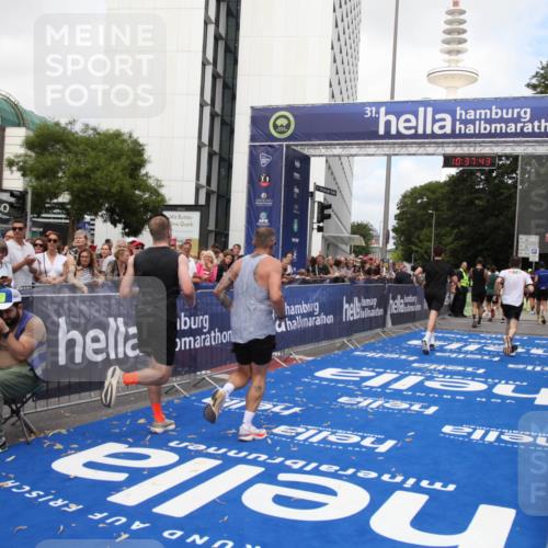 29.06.2025 - hella hamburg halbmarathon Michael Strokosch http://msf.ph/oto/8174061 29.06.2025 10:37:42 Ziel 1290, 1505, 5791, 10451, 10922, 11106, 14934, 18193, 18216 meine-sportfotos.de