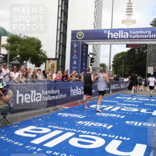 29.06.2025 - hella hamburg halbmarathon Michael Strokosch http://msf.ph/oto/8174069 29.06.2025 10:37:43 Ziel 1505, 10922, 11106, 14934, 18193, 18216 meine-sportfotos.de