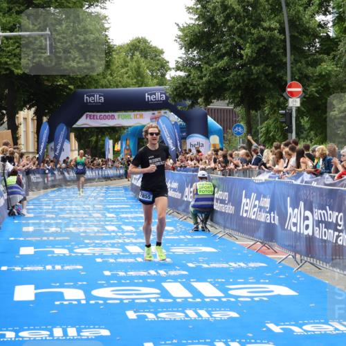 29.06.2025 - hella hamburg halbmarathon Zöllner http://msf.ph/oto/8174109 29.06.2025 10:24:36 Ziel 7855, 14506 meine-sportfotos.de