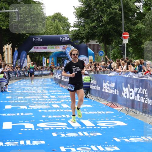 29.06.2025 - hella hamburg halbmarathon Zöllner http://msf.ph/oto/8174127 29.06.2025 10:24:36 Ziel 7855, 14506 meine-sportfotos.de
