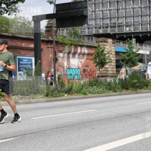 29.06.2025 - hella hamburg halbmarathon Yannick Fuchs http://msf.ph/oto/8174143 29.06.2025 10:25:59 20KM 2460, 2851, 5826, 7481, 7880, 9508, 10017, 10298, 11413, 11857, 13754, 14548, 16508, 17322, 18177, 18871 meine-sportfotos.de