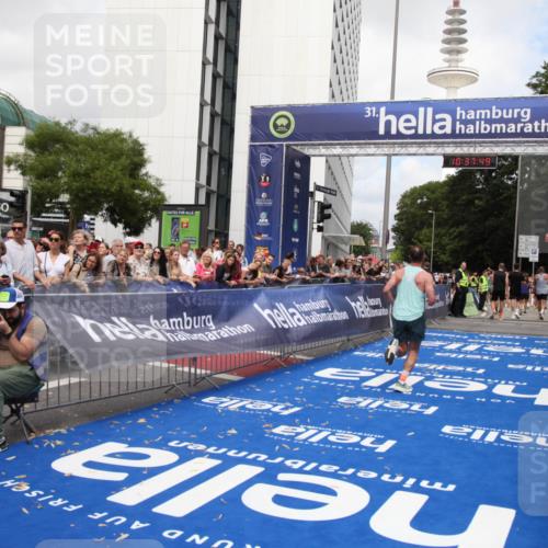 29.06.2025 - hella hamburg halbmarathon Michael Strokosch http://msf.ph/oto/8174168 29.06.2025 10:37:48 Ziel 1505, 1615, 2196, 9171, 13595, 14934, 18276, 18277 meine-sportfotos.de