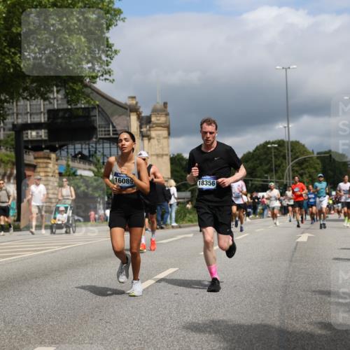 29.06.2025 - hella hamburg halbmarathon Yannick Fuchs http://msf.ph/oto/8174176 29.06.2025 10:41:35 20KM 51, 1012, 1460, 1592, 2274, 2839, 2864, 2869, 3304, 3976, 4093, 4377, 5129, 5532, 5650, 5889, 6134, 6168, 6203, 6630, 6716, 7480, 7908, 7962, 8564, 8693, 8852, 9051, 9305, 10122, 10423, 11021, 11518, 12679, 12706, 12724, 13223, 13303, 14482, 15350, 15451, 15714, 15923, 15973, 16089, 16175, 16819, 17172, 17229, 17743, 17846, 18297, 18356, 18856, 19127 meine-sportfotos.de