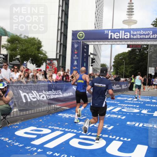 29.06.2025 - hella hamburg halbmarathon Michael Strokosch http://msf.ph/oto/8174190 29.06.2025 10:37:49 Ziel 1505, 1615, 2196, 2404, 9171, 13148, 13595, 14934, 18276, 18277 meine-sportfotos.de