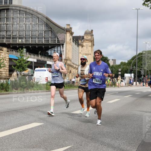 29.06.2025 - hella hamburg halbmarathon Yannick Fuchs http://msf.ph/oto/8174204 29.06.2025 10:26:02 20KM 2460, 2851, 5826, 7880, 9508, 10017, 10298, 11413, 11857, 13754, 14548, 16508, 18177, 18871, 19118 meine-sportfotos.de