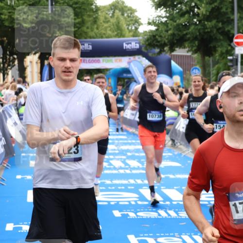 29.06.2025 - hella hamburg halbmarathon Zöllner http://msf.ph/oto/8174211 29.06.2025 10:37:11 Ziel 5923, 6123, 6458, 7482, 8362, 9178, 10190, 10738, 11120, 11423, 13972, 15178, 15410, 16992, 17658 meine-sportfotos.de