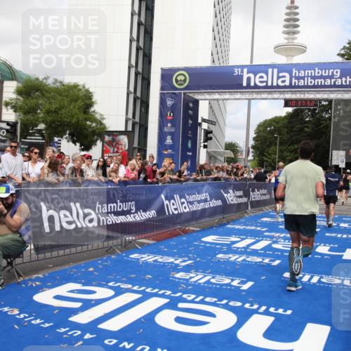 29.06.2025 - hella hamburg halbmarathon Michael Strokosch http://msf.ph/oto/8174216 29.06.2025 10:37:51 Ziel 1505, 1615, 2196, 2404, 9171, 13148, 13595, 18276, 18277 meine-sportfotos.de