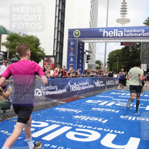 29.06.2025 - hella hamburg halbmarathon Michael Strokosch http://msf.ph/oto/8174220 29.06.2025 10:37:51 Ziel 1505, 1615, 2196, 2404, 9171, 13148, 13595, 18276, 18277 meine-sportfotos.de