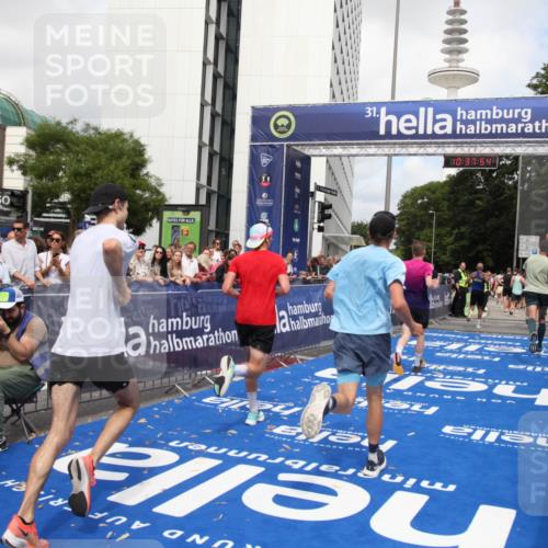 29.06.2025 - hella hamburg halbmarathon Michael Strokosch http://msf.ph/oto/8174230 29.06.2025 10:37:53 Ziel 1615, 2196, 2404, 9171, 13148, 13595, 18103, 18276, 18277, 18529 meine-sportfotos.de