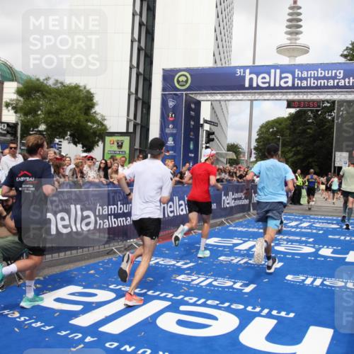 29.06.2025 - hella hamburg halbmarathon Michael Strokosch http://msf.ph/oto/8174234 29.06.2025 10:37:53 Ziel 1615, 2196, 2404, 9171, 13148, 13595, 18103, 18276, 18277, 18529 meine-sportfotos.de