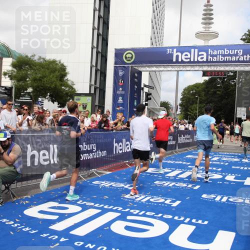 29.06.2025 - hella hamburg halbmarathon Michael Strokosch http://msf.ph/oto/8174239 29.06.2025 10:37:54 Ziel 1615, 2196, 2404, 9171, 13148, 18103, 18276, 18277, 18529 meine-sportfotos.de