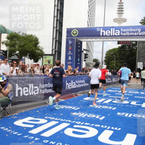 29.06.2025 - hella hamburg halbmarathon Michael Strokosch http://msf.ph/oto/8174246 29.06.2025 10:37:54 Ziel 1615, 2196, 2404, 9171, 13148, 18103, 18276, 18277, 18529 meine-sportfotos.de