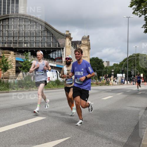 29.06.2025 - hella hamburg halbmarathon Yannick Fuchs http://msf.ph/oto/8174248 29.06.2025 10:26:02 20KM 2460, 2851, 5826, 7880, 9508, 10017, 10298, 11413, 11857, 13754, 14548, 16508, 18177, 18871, 19118 meine-sportfotos.de