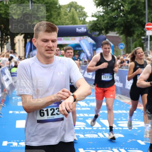29.06.2025 - hella hamburg halbmarathon Zöllner http://msf.ph/oto/8174251 29.06.2025 10:37:11 Ziel 5923, 6123, 6458, 7482, 8362, 9178, 10190, 10738, 11120, 11423, 13972, 15178, 15410, 16992, 17658 meine-sportfotos.de